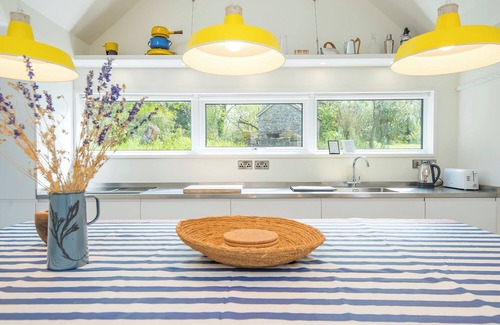 Kilgetty Cabaña | Rosemary Cottage, Holiday Cottage West Williamston, near Carew , Sleeps 5, 3 bedrooms, bathrooms