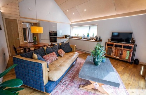 Ammanford Cabina | Rosemary Lodge 2BR + Hot Tub & Sauna Sleeps 4