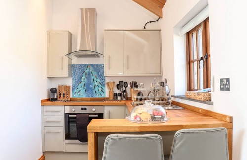 St Wenn Cabaña | ROSEWARRICK COTTAGE, romantic, with hot tub in Lanivet