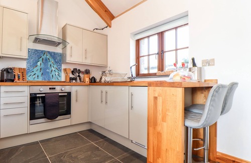 St Wenn Cabaña | ROSEWARRICK COTTAGE, romantic, with hot tub in Lanivet