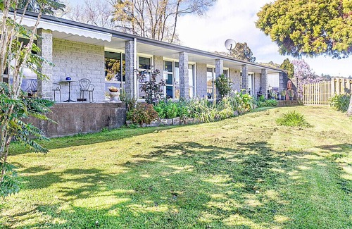 Takaka Casa | ROTOTAI RETREAT - TAKAKA HOLIDAY HOME, with a garden in Takaka
