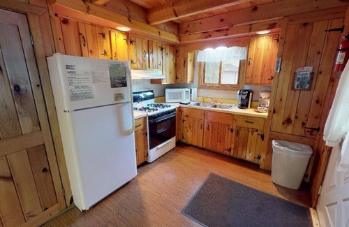 Sabinsville Cabaña | Rough Cut Lodge - Beech Cabin 3 bedroom with hot tub access