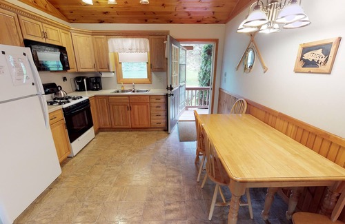 Gaines Cabina | Spruce Cabin with 2 master suites on Pine Creek/gym/AC/hot tub/fire ring/wifi