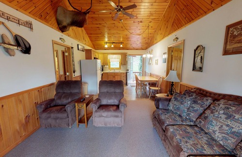 Gaines Cabina | Spruce Cabin with 2 master suites on Pine Creek/gym/AC/hot tub/fire ring/wifi