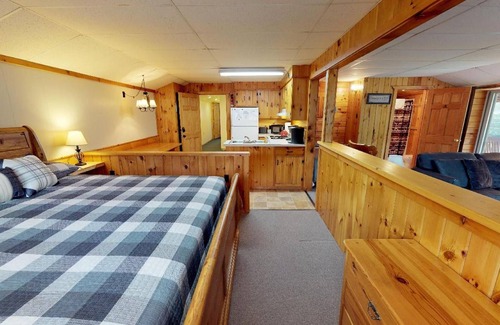Sabinsville Complejo | Rough Cut Lodge - Suite 1 with balcony and hot tub