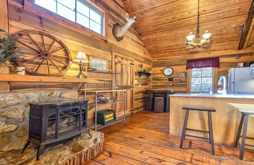 Maggie Valley Cabina | Roughin' it - Secluded, Rustic 2 Bedroom / 1 Bath Mountain Cabin with Hot Tub