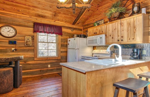 Maggie Valley Cabina | Roughin' it - Secluded, Rustic 2 Bedroom / 1 Bath Mountain Cabin with Hot Tub