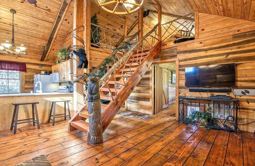 Maggie Valley Cabina | Roughin' it - Secluded, Rustic 2 Bedroom / 1 Bath Mountain Cabin with Hot Tub