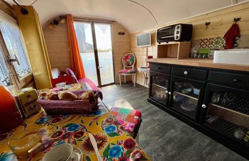 Vauvert Casa | Roulotte en Camargue-Hébergement insolite "LA ROULOTTE DE ROMIE", à 15 minutes d'AIGUES-MORTES