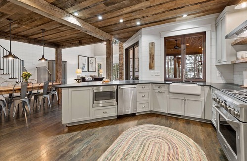 Nebo Casa | Row House | Lakefront Luxury, Gas Grill & Fire Pit!