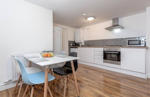 Hillingdon Apartamento | (1) Piedras arrojan lejos de Heathrow, aparcamiento privado, excelentes enlaces de transporte!