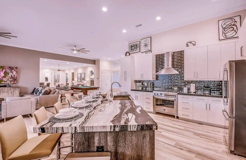 Indio Casa | Royal Bahamian Estate:Pickleball, Golf, sleeps 20!