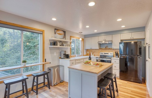 Arch Cape Casa | Royal Canoe by AvantStay | Walk to the Shore + Private Yard