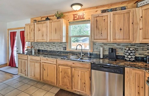 Canon City Casa | Royal Gorge Pool House- Heated Pool & Hot Tub!