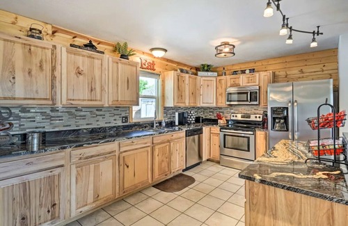 Canon City Casa | Royal Gorge Pool House- Heated Pool & Hot Tub!