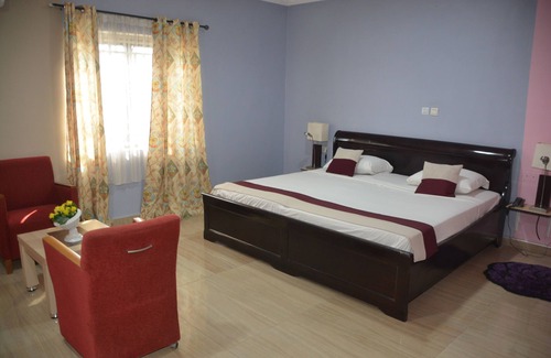 Nungua Hotel | ROYAL LEE'S HOTEL