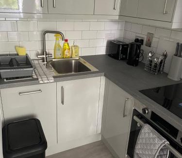 Brentwood Apartamento | Royal Oak 7 - FREE PARKING - Sleeps 5 - Perfect for Contractors - Near Shops - Wi-Fi - Long Term Stays