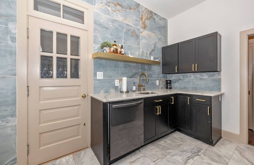 Frederick Apartamento | Royalty on the Park: bar, movie theater, & patio