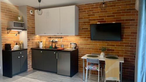 Praga Poludnie Apartamento | Roztocka studio, free parking, 1 tram to the city & PGE National Stadion, by Cosmo Spirit