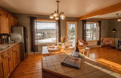 Saint-Leonard-de-Portneuf Chalet De Esquí | Rrustically decorated chalet on two floors with 4 bedrooms.