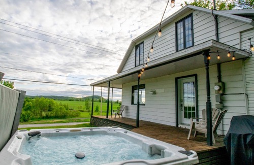 Saint-Leonard-de-Portneuf Chalet De Esquí | Rrustically decorated chalet on two floors with 4 bedrooms.