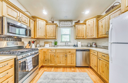 Ruidoso Cabina | Ruidoso Cabin Rental w/ Hot Tub: Near Midtown!