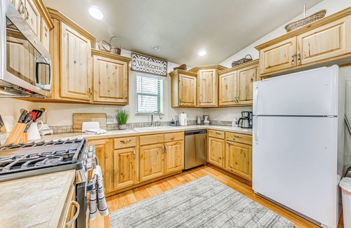 Ruidoso Cabina | Ruidoso Cabin Rental w/ Hot Tub: Near Midtown!