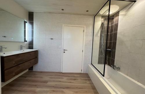 Ieper Apartamento | Ruim app. met grote garage