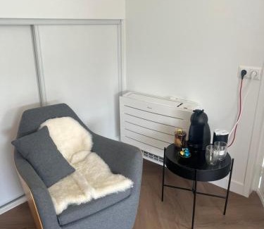 Leeuwarden Casa | Ruime slaap kamer met werkplek en privé badkamer bij Jacqueline