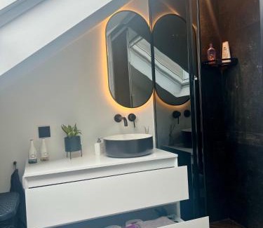 Leeuwarden Casa | Ruime slaap kamer met werkplek en privé badkamer bij Jacqueline