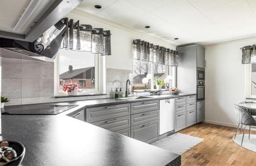 Vaxjo Casa | Rum i modern stor & ljus villa nära centrum
