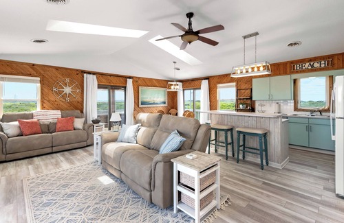 South Nags Head Casa | Runnin' Down A Dream: 2min Walk to Beach | Dogs OK