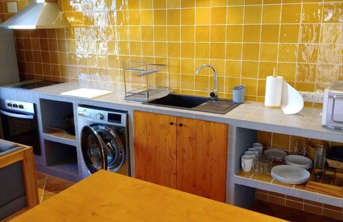 San Martin Sarroca Apartamento | Apartamento rural con jardín y piscina elevada.