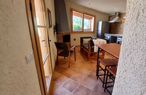 San Martin Sarroca Apartamento | Apartamento rural con jardín y piscina elevada.
