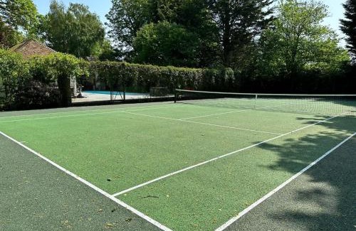 Chichester Casa | Rural Cottage Retreat, Near Goodwood Festival of Speed, Dog Friendly with Shared Outdoor Pool, gardens & Tennis, Free Parking! Chichester Holiday Properties