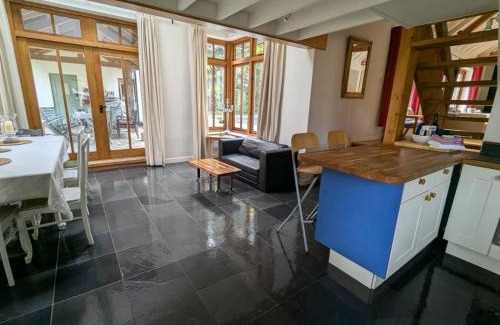 Chichester Casa | Rural Cottage Retreat, Near Goodwood Festival of Speed, Dog Friendly with Shared Outdoor Pool, gardens & Tennis, Free Parking! Chichester Holiday Properties