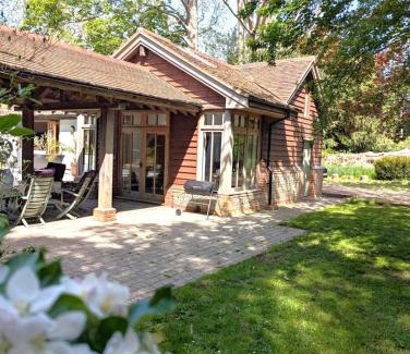 Chichester Casa | Rural Cottage Retreat, Near Goodwood Festival of Speed, Dog Friendly with Shared Outdoor Pool, gardens & Tennis, Free Parking! Chichester Holiday Properties