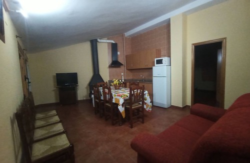 Alcalá del Júcar Cabaña | Casa Rural "casa del cerro " barbacoa chimenea patio 350m, playa de río 5min