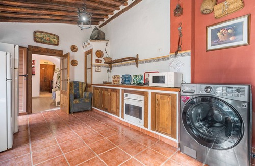 Durcal Casa | Casa rural 'Cortijo El Almimbral' con vistas a la montaña, piscina privada y Wi-Fi