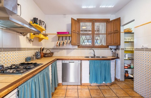 Durcal Casa | Casa rural 'Cortijo El Almimbral' con vistas a la montaña, piscina privada y Wi-Fi