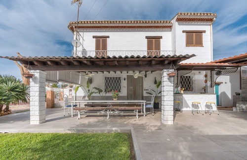 Durcal Casa | Casa rural 'Cortijo El Almimbral' con vistas a la montaña, piscina privada y Wi-Fi