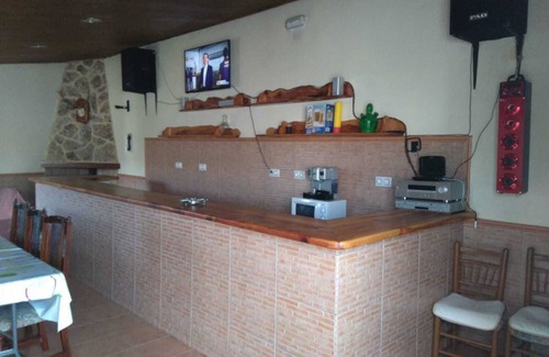 Valdemoro-Sierra Casa | CASA RURAL IDEAL PARA CELEBRACIONES, AMPLIO SALON , BARBACOA, 18 PERSONAS