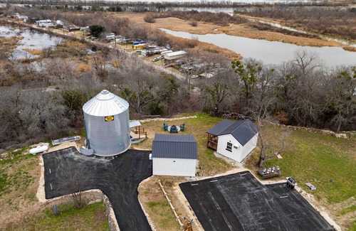 Dennis Cabaña | 9 Mi to Dtwn Granbury: Getaway w/ Water Views