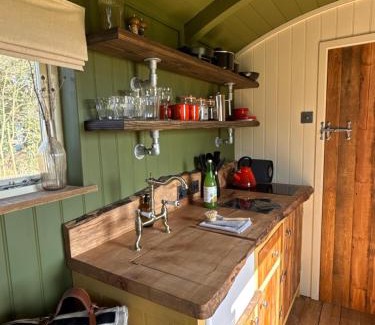 Woodbridge Casa | 'Russet' Hut on fruit farm