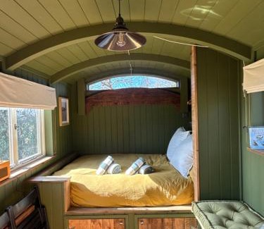 Woodbridge Casa | 'Russet' Hut on fruit farm