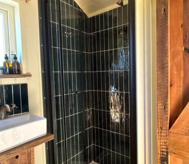 Woodbridge Casa | 'Russet' Hut on fruit farm
