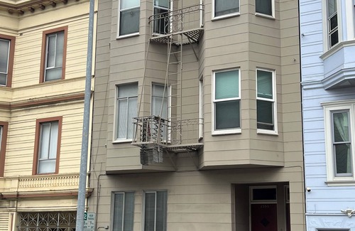 Russian Hill Apartamento | Russian Hill private bedroom with shared bathroom and kitchen