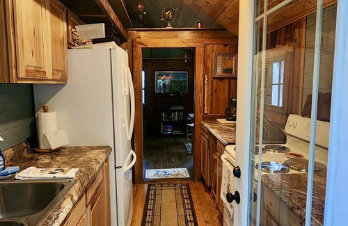 Black Mountain Cabina | Rustic 1940's Appalachian Summer Cabin w/hot tub - Black Mountain