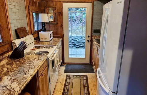 Black Mountain Cabina | Rustic 1940's Appalachian Summer Cabin w/hot tub - Black Mountain