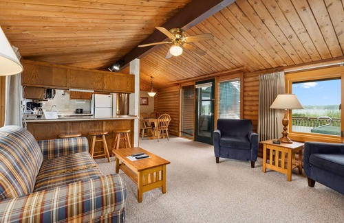 Breezy Point Cabina | Rustic 2BR Cabin with Deck Overlooking Golf Course